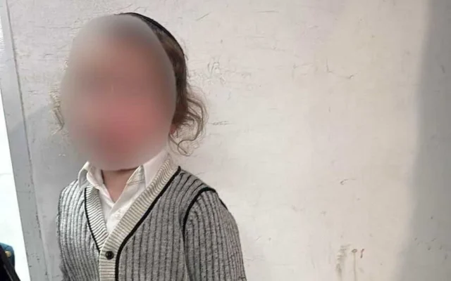 Un enfant haredi non identifié retrouvé par la police à la gare routière près du checkpoint de Qalandiya à Jérusalem, le 15 décembre 2025. (Crédit : Police israélienne) Un enfant haredi non identifié retrouvé par la police à la gare routière près du checkpoint de Qalandiya à Jérusalem, le 15 décembre 2025. (Crédit : Police israélienne)