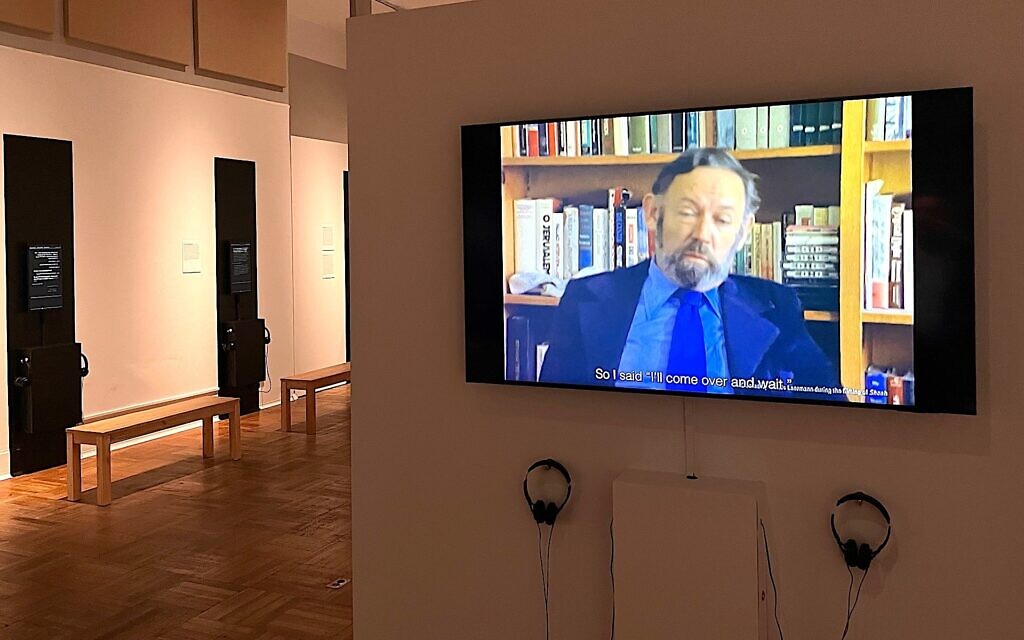 L'exposition « The Recordings : Voices from the Shoah Tapes », présentée au musée New York Historical, comprend des stations d'écoute où les visiteurs peuvent entendre les témoignages de survivants de la Shoah, de bourreaux et de résistants de la Shoah, notamment Hillel Kook (Peter Bergson), que l'on voit dans la vidéo parler de ses efforts pour influencer les responsables du gouvernement américain afin de sauver les Juifs d'Europe. (Crédit : JTA)