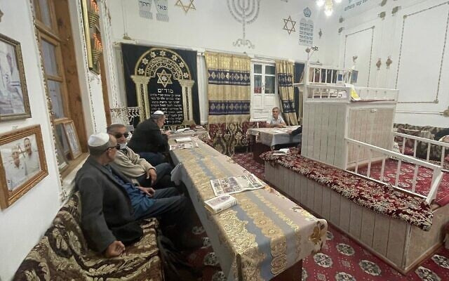 Des hommes se rassemblent pour la prière du vendredi soir dans la plus ancienne synagogue de Boukhara, l'une des deux seules encore en activité, dans la vieille ville de Boukhara, en Ouzbékistan, le 17 octobre 2025. (Crédit : Sue Surkes/Times of Israel)