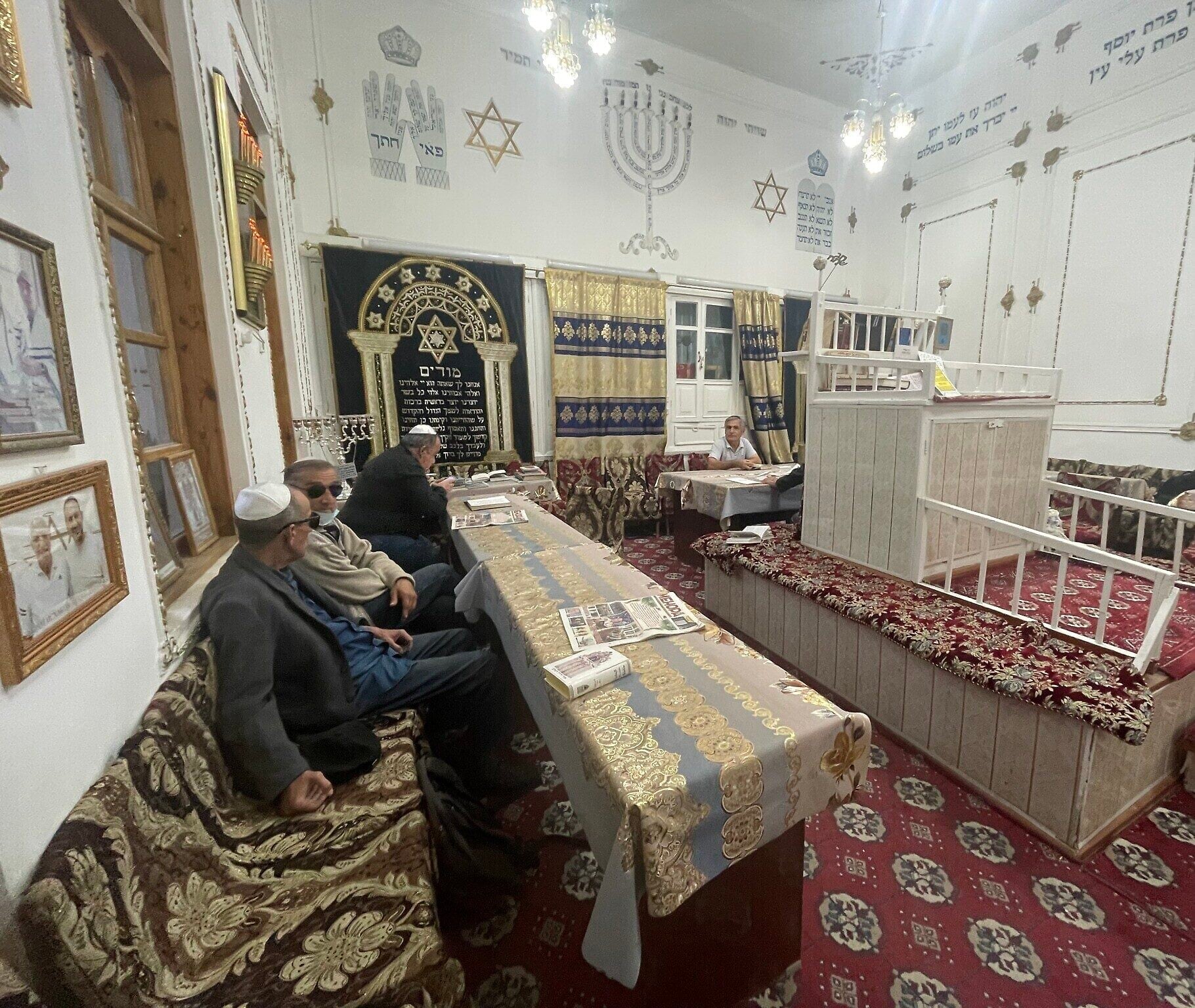 Des hommes se rassemblent pour la prière du vendredi soir dans la plus ancienne synagogue de Boukhara, l'une des deux seules encore en activité, dans la vieille ville de Boukhara, en Ouzbékistan, le 17 octobre 2025. (Crédit : Sue Surkes/Times of Israel) Des hommes se rassemblent pour la prière du vendredi soir dans la plus ancienne synagogue de Boukhara, l'une des deux seules encore en activité, dans la vieille ville de Boukhara, en Ouzbékistan, le 17 octobre 2025. (Crédit : Sue Surkes/Times of Israel)