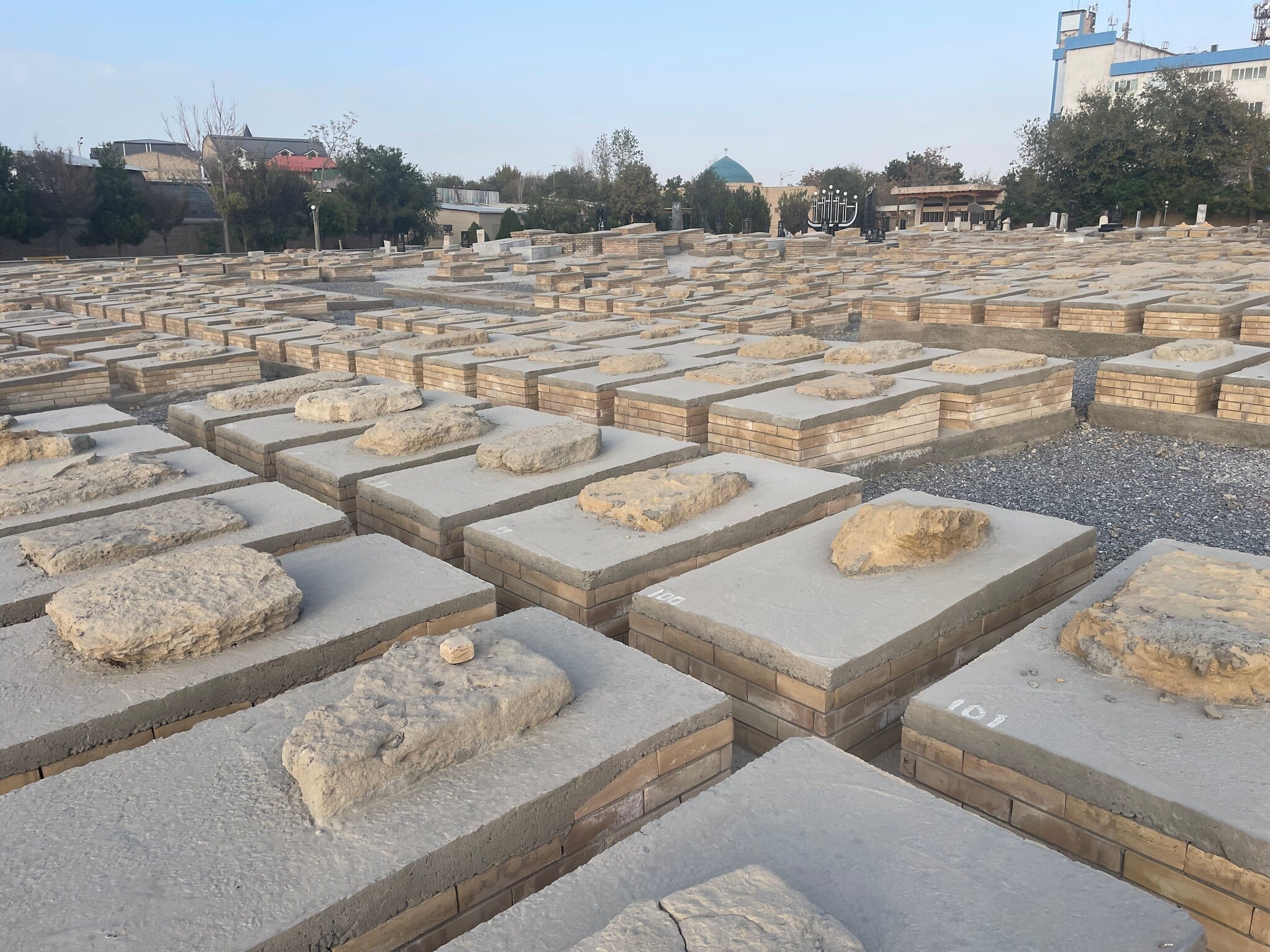 Le cimetière juif de Boukhara, en Ouzbékistan, le 18 octobre 2025. (Crédit : Sue Surkes/Times of Israel) Le cimetière juif de Boukhara, en Ouzbékistan, le 18 octobre 2025. (Crédit : Sue Surkes/Times of Israel)