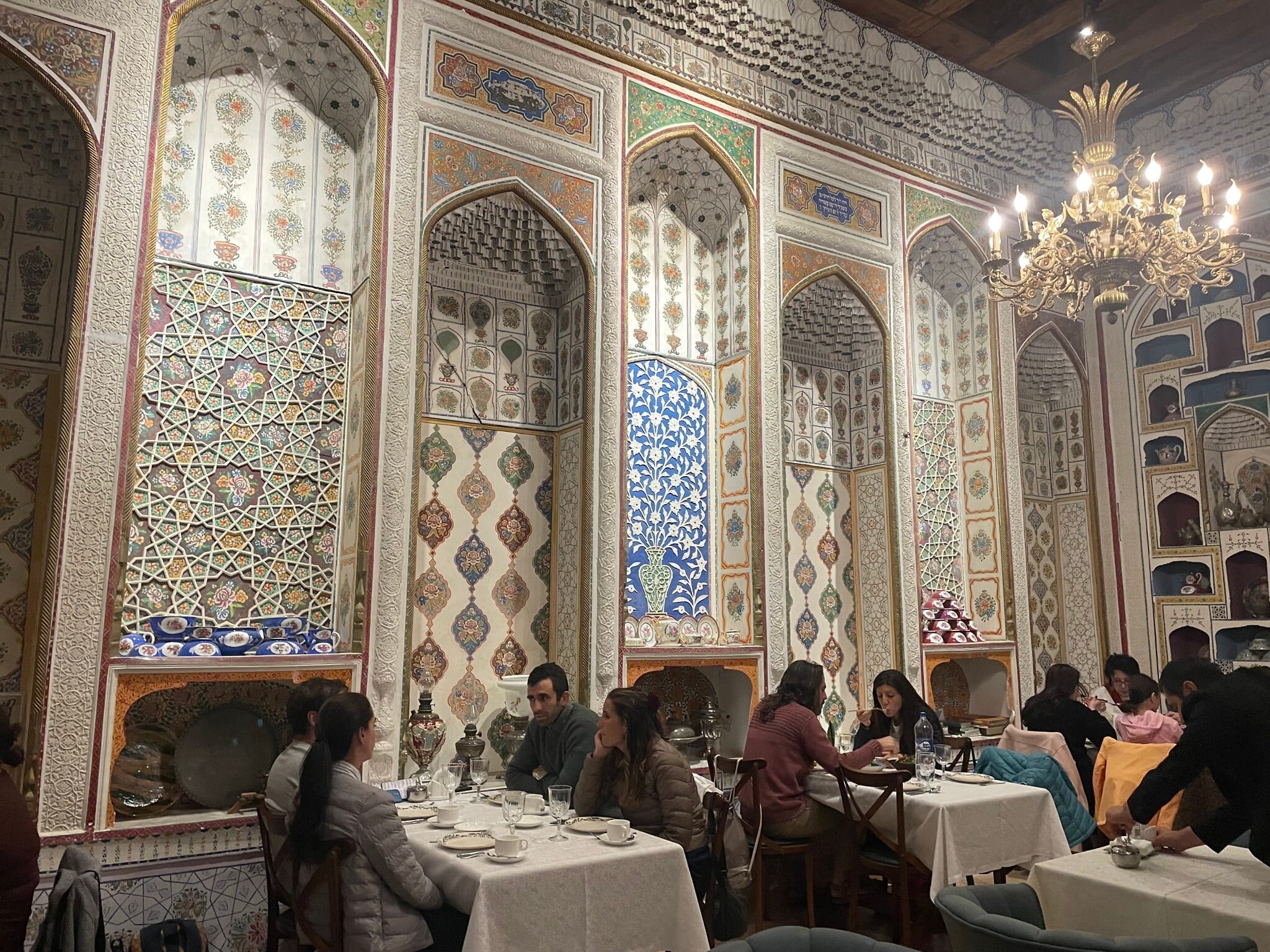 Le restaurant Avyan, installé dans l'ancienne maison d'un Juif de Boukhara, à Boukhara, en Ouzbékistan, 17 octobre 2025. (Crédit : Sue Surkes/Times of Israel) Le restaurant Avyan, installé dans l'ancienne maison d'un Juif de Boukhara, à Boukhara, en Ouzbékistan, 17 octobre 2025. (Crédit : Sue Surkes/Times of Israel)