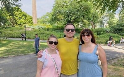 Le fondateur de la Jewish Social Communauty, Arkadiy Kantor (au centre), avec les bénévoles Hindy (à droite) et Samantha, lors d'un pique de la Jewish Social Communauty à Central Park, le 17 août 2025. (Zev Stub/Times of Israel)