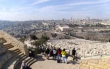 Un groupe de touristes admirant la vue sur Jérusalem depuis le mont des Oliviers, le 17 novembre 2025 (Crédit : Zev Stub/Times of Israel)