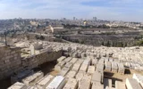 Une vue sur le cimetière du mont des Oliviers à Jérusalem, avec la Vieille Ville et le mont du Temple en arrière-plan, le 17 novembre 2025. (Crédit : Zev Stub/Times of Israel)