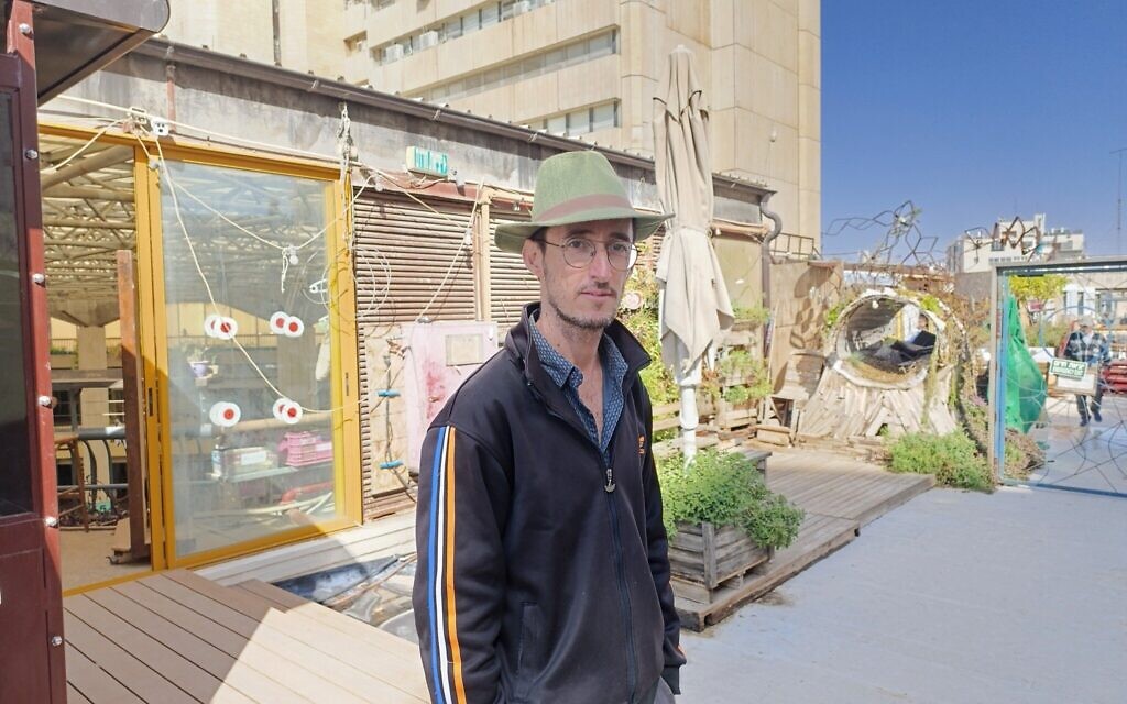 Matan Israeli, fondateur de l'association à but non lucratif Muslala, dans le jardin sur les toits qu'il gère, le 18 novembre 2025. (Crédit :Zev Stub/Times of Israel)