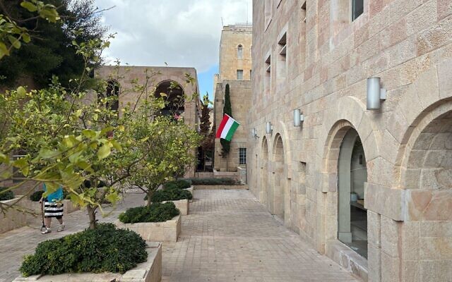 Un drapeau hongrois flotte à côté de la nouvelle ambassade du pays à Jérusalem, le 1er décembre 2025. (Crédit : Lazar Berman/The Times of Israel)