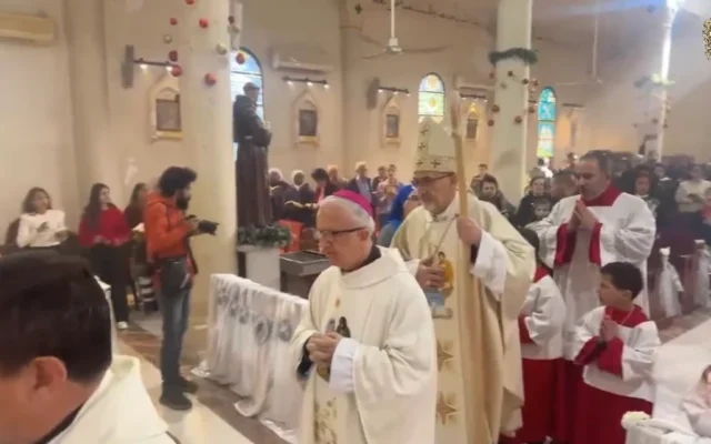 Le cardinal Pierbattista Pizzaballa, patriarche latin, préside la messe de Noël dans la seule église catholique de Gaza, le 19 décembre 2025. (Capture d'écran/Facebook