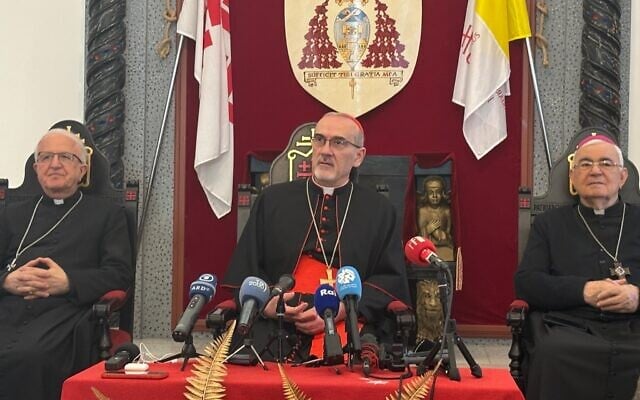Le cardinal Pierbattista Pizzaballa, patriarche latin de Jérusalem (au centre), et Mgr William Shomali, vicaire patriarcal pour Jérusalem, la Cisjordanie et Gaza (à gauche), s'adressent aux journalistes au Patriarcat latin de Jérusalem, le 22 décembre 2025. (Crédit : Lazar Berman/The Times of Israel)
