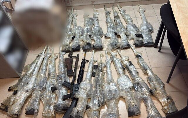 Des armes saisies par l'armée lors d'une tentative de contrebande par drone en provenance d'Égypte, le 30 décembre 2025. (Crédit : armée israélienne)