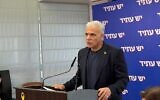 Le chef de l'opposition Yair Lapid s'adresse à une réunion hebdomadaire du groupe parlementaire Yesh Atid à la Knesset, le 29 décembre 2025. (Crédit : Sam Sokol/The Times of Israel)