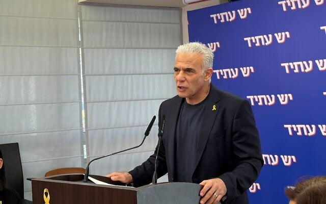 Le chef de l'opposition Yair Lapid s'adresse à une réunion hebdomadaire du groupe parlementaire Yesh Atid à la Knesset, le 29 décembre 2025. (Crédit : Sam Sokol/The Times of Israel)