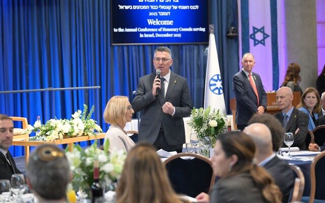 Le ministre des Affaires étrangères Gideon Saar s'exprime lors d'un événement destiné aux consuls généraux honoraires, le 2 décembre 2025. (Crédit : Shlomi Amsalem/GPO)