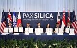 Des représentants d'Israël, des États-Unis, du Japon, de la Corée du Sud, de Singapour, des Pays-Bas, du Royaume-Uni, des Émirats arabes unis et de l'Australie lors de la conférence Pax Silica, à Washington, le 13 décembre 2025. (Crédit : Bureau du Premier ministre)
