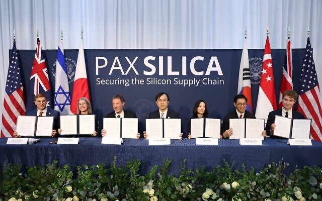 Des représentants d'Israël, des États-Unis, du Japon, de la Corée du Sud, de Singapour, des Pays-Bas, du Royaume-Uni, des Émirats arabes unis et de l'Australie lors de la conférence Pax Silica, à Washington, le 13 décembre 2025. (Crédit : Bureau du Premier ministre) Des représentants d'Israël, des États-Unis, du Japon, de la Corée du Sud, de Singapour, des Pays-Bas, du Royaume-Uni, des Émirats arabes unis et de l'Australie lors de la conférence Pax Silica, à Washington, le 13 décembre 2025. (Crédit : Bureau du Premier ministre)