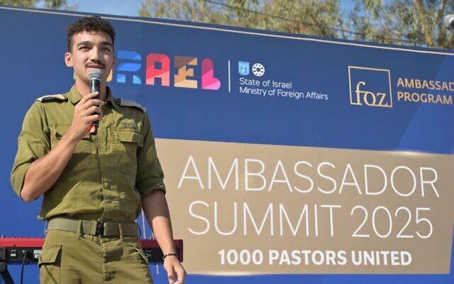 Edan Alexander, un otage américano-israélien libéré, en uniforme de l'armée israélienne, parle à un groupe de chrétiens à la frontière de Gaza, le 3 décembre 2025. (Crédit : Shlomi Amsalem)