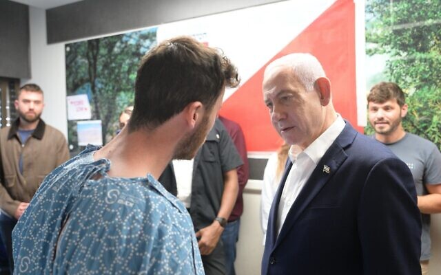 Le Premier ministre Benjamin Netanyahu rendant visite à des soldats de l'armée israélienne blessés lors d'une opération menée une semaine auparavant en Syrie, le 2 décembre 2025. (Crédit : Amos Ben Gershom/GPO) Le Premier ministre Benjamin Netanyahu rendant visite à des soldats de l'armée israélienne blessés lors d'une opération menée une semaine auparavant en Syrie, le 2 décembre 2025. (Crédit : Amos Ben Gershom/GPO)