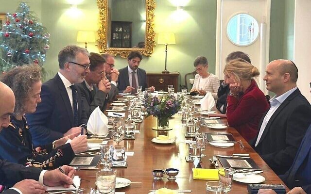 L'ancien Premier ministre Naftali Bennett, à droite, rencontre 15 ambassadeurs étrangers à la résidence de l'ambassadeur britannique en Israël, Simon Walters, le 15 décembre 2025. (Autorisation : Bureau de Naftali Bennett)