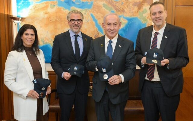 Le Premier ministre Benjamin Netanyahu rencontre dans son bureau de Jérusalem le président du comité d'organisation des Jeux olympiques de Los Angeles 2028, Casey Wasserman (deuxième à partir de la gauche), le 11 décembre 2025. (Crédit : Maayan Toaf/GPO)