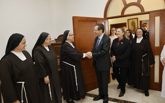 Le président Isaac Herzog visite le couvent Saint-Antoine à Jérusalem le 24 décembre 2025. (Crédit : Yossi Zamir/GPO)