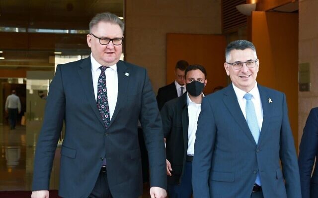 Le vice-Premier ministre ukrainien Taras Kachka (à gauche) et le ministre des Affaires étrangères Gideon Saar, au ministère des Affaires étrangères, à Jérusalem, le 3 décembre 2025. (Crédit : Avi Hayun/Ministère des Affaires étrangères)