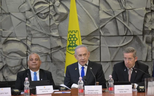 Le Premier ministre Benjamin Netanyahu (au centre) s'exprimant lors d'une réunion du cabinet, à Dimona, le 14 décembre 2025. (Crédit : Amos Ben Gershom/GPO)