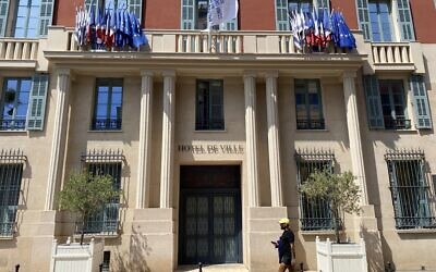 Des drapeaux israéliens sont accrochés à deux endroits sur le balcon de la mairie de Nice, en juin 2025. (Crédit : Robert Sarner)