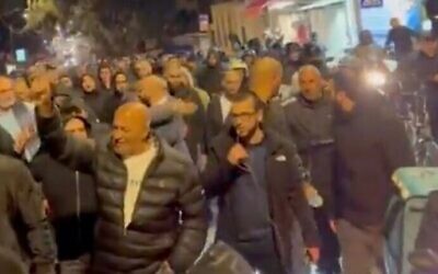 Les résidents arabes de Jaffa protestent contre l'agression d'une membre enceinte de leur communauté, dans un incident qui serait motivé par le racisme, le 13 décembre 2025. (Crédit : Capture d'écran tirée de X, utilisée conformément à la clause 27a de la loi sur le droit d'auteur)