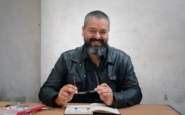 Le dessinateur français Joann Sfar dans « The Hell of Auschwitz: Maus by Art Spiegelman » de Pauline Horovitz, projeté le 12 décembre 2025 au Festival du film juif de Jérusalem (Crédit : Squawk)
