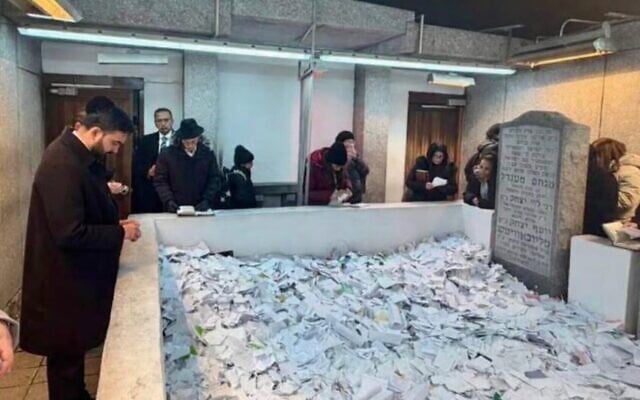 Le maire de New York, Zohran Mamdani, sur la tombe du rabbin Menachem Mendel Schneerson, connue sous le nom d'Ohel, le 15 décembre 2025. (Crédit : Capture d'écran de Habad Virginia Beach via Instagram via JTA)
