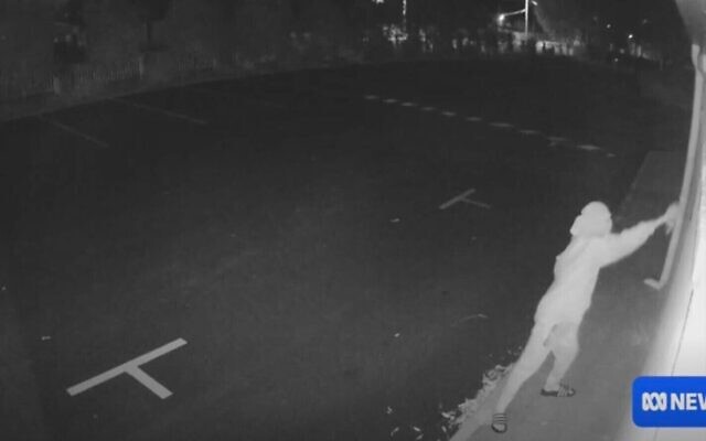 Capture d'écran d'une vidéo montrant un suspect en train de taguer une mosquée à Brisbane, en décembre 2025. (Crédit : The Australian Broadcasting Corporation)