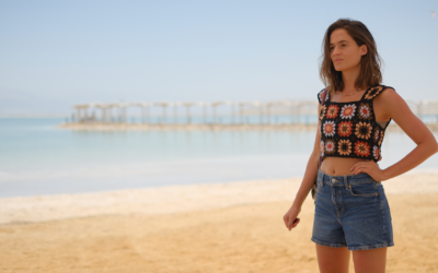 Niv Sultan, l'actrice principale de "Téhéran", dans le rôle principal de "Murder at the Dead Sea", un nouveau thriller policier de Keshet 12 qui sera diffusé pour la première fois le 22 décembre 2025. (Autorisation de Keshet) Niv Sultan, l'actrice principale de "Téhéran", dans le rôle principal de "Murder at the Dead Sea", un nouveau thriller policier de Keshet 12 qui sera diffusé pour la première fois le 22 décembre 2025. (Autorisation de Keshet)