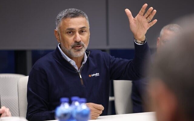 Le président-directeur général de Palo Alto Networks, Nikesh Arora, s'exprimant lors d'une conférence de presse au siège de l'entreprise de cybersécurité, à Tel Aviv, le 15 décembre 2025. (Crédit : Mooli Goldberg)