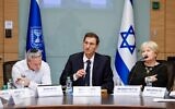 Le président de la commission des Affaires étrangères et de la Défense de la Knesset, Boaz Bismuth (au centre), et la conseillère juridique de la commission, Miri Frenkel Shor (à droite), lors d'une discussion sur le projet de loi du gouvernement visant à réglementer la conscription et les exemptions des ultra-orthodoxes, le 28 décembre 2025. (Crédit : Noam Moskowitz/Bureau du porte-parole de la Knesset)