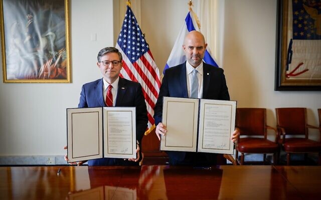 Le président de la Knesset Amir Ohana (à droite) et le leader de la majorité à la Chambre des représentants américaine Mike Johnson posant pour une photo après une réunion à Washington, le 9 décembre 2025. (Crédit : Noam Moskowitz/Porte-parole de la Knesset) Le président de la Knesset Amir Ohana (à droite) et le leader de la majorité à la Chambre des représentants américaine Mike Johnson posant pour une photo après une réunion à Washington, le 9 décembre 2025. (Crédit : Noam Moskowitz/Porte-parole de la Knesset)