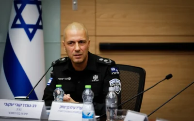 Le commissaire en chef des prisons israéliennes, Kobi Yaakobi, s'adresse à la commission de sécurité nationale de la Knesset le 16 décembre 2025. (Crédit : Noam Moskovitz/porte-parole de la Knesset)