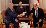 Le Premier ministre Benjamin Netanyahu (à gauche) avec le président égyptien Abdel-Fattah el-Sissi (à droite) en marge de l'Assemblée générale des Nations unies à New York, le 27 septembre 2018. (Crédit : Avi Ohayon / PMO/ Fichier)