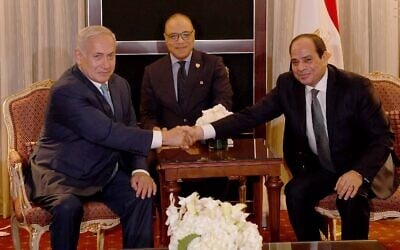 Le Premier ministre Benjamin Netanyahu (à gauche) avec le président égyptien Abdel-Fattah el-Sissi (à droite) en marge de l'Assemblée générale des Nations unies à New York, le 27 septembre 2018. (Crédit : Avi Ohayon / PMO/ Fichier)