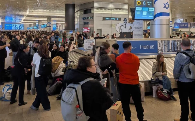 Une foule attend ses bagages avec de longs retards à l'aéroport Ben Gourion le 21 décembre 2025. (Crédit : Times of Israel)
