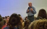 Sami Steigmann, survivant de la Shoah, s'adressant à des étudiants lors d'une récente tournée de conférences dans plusieurs villes d'Allemagne. (Crédit : Autorisation)