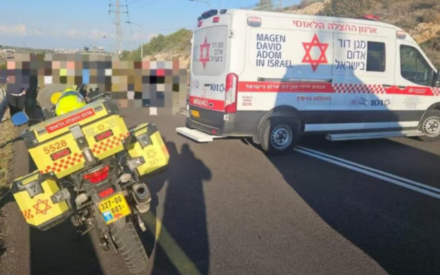 Scène d'une attaque au couteau, près de l'implantation d'Ateret, en Cisjordanie, le 2 décembre 2025. (Crédit : Service de secours du Magen David Adom)