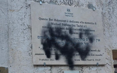 Peinture noire en spray sur la plaque commémorative dédiée à Stefano Gaj Taché à la synagogue Beth Michael, à Rome, le 1ᵉʳ décembre 2025. (Crédit : Congrès juif européen)