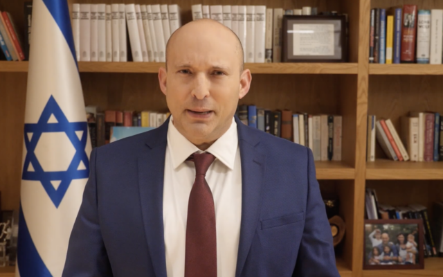 L'ancien Premier ministre Naftali Bennett dénonçant un projet de loi soutenu par la coalition qui maintiendrait largement l'exemption du service militaire pour les hommes ultra-orthodoxes, le 2 décembre 2025. (Crédit : Capture d'écran)