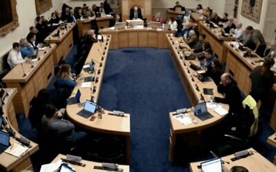 Les membres du conseil municipal de Dublin dans la salle du conseil lors de la réunion du 1ᵉʳ décembre 2025, au cours de laquelle la proposition de renommer le Herzog Park a été renvoyée à la commission de Dénomination. (Crédit : Capture d'écran de la webdiffusion via la JTA)
