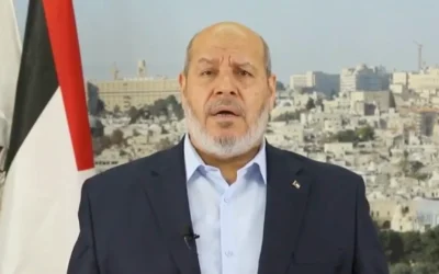 Khalil al-Hayya, haut responsable du Hamas, prononçant un discours à l'occasion du 38ᵉ anniversaire de la création du groupe terroriste palestinien, le 14 décembre 2025. (Crédit : Capture d'écran/X/Al Jazeera)