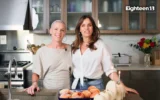 Pink (à gauche) et Noa Tishby allument la première bougie de Hanoukka, le 14 décembre 2025. (Capture d'écran X/Noa Tishby)