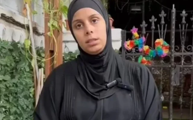Hanan Abu Shehadeh, une résidente arabe de Jaffa, racontant avoir été agressé par trois assaillants juifs le 13 décembre 2025, dans une interview accordée au média Arab48 le 15 décembre 2025. (Crédit : Capture d'écran Arab48)