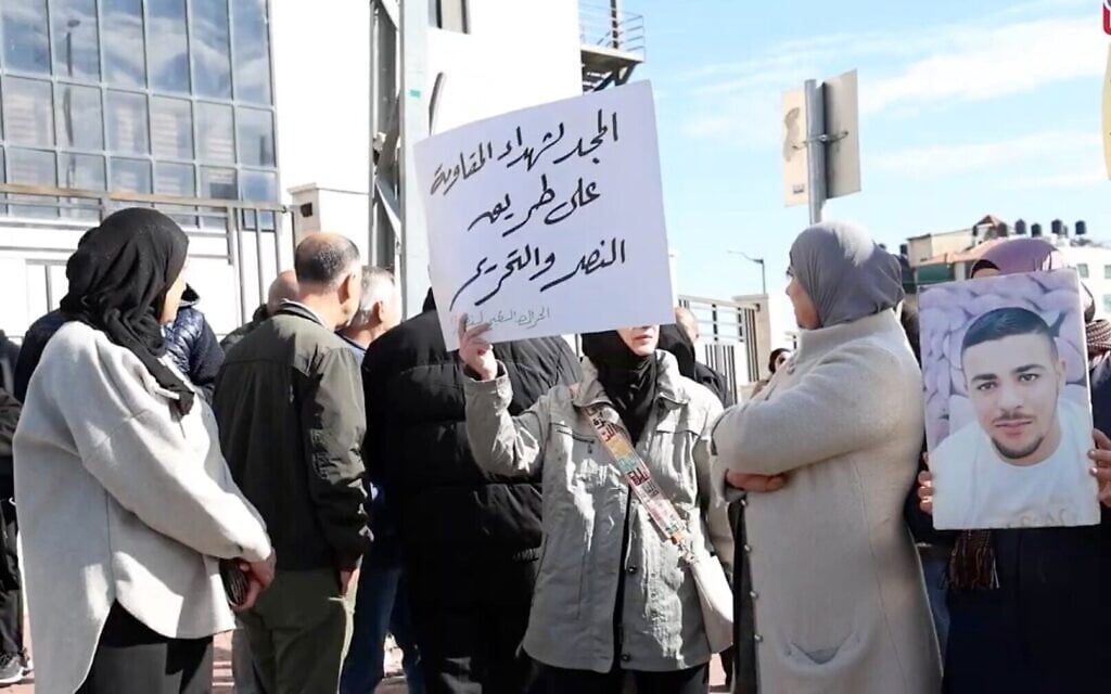Des Palestiniens manifestant contre la réforme du système de paiements aux prisonniers du « Pay-to-Slay » de l'Autorité palestinienne, devant le bureau du Premier ministre de l'AP, à Ramallah, le 14 décembre 2025. (Crédit : Capture d'écran/YouTube)