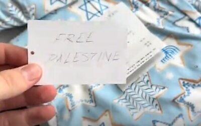 « Free Palestine » écrit sur une étiquette de prix Bloomingdale's, trouvée dans une livraison de pyjamas sur le thème de Hanoukka, en décembre 2025. (Crédit : Arielle Harris/TikTok)
