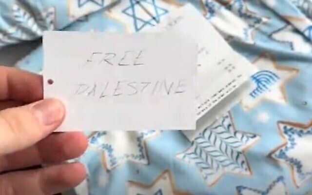 « Free Palestine » écrit sur une étiquette de prix Bloomingdale's, trouvée dans une livraison de pyjamas sur le thème de Hanoukka, en décembre 2025. (Crédit : Arielle Harris/TikTok)